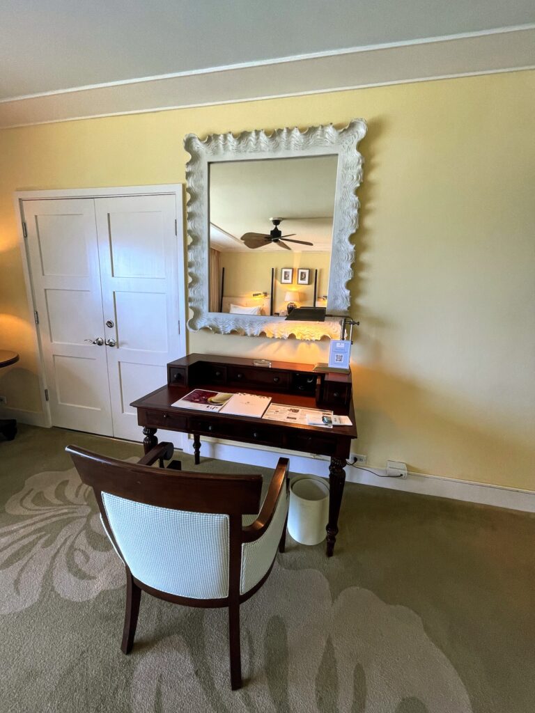Review & Video: The Kahala Hotel and Resort, Presidential Luxury Hawaii Calling a desk and chair in a room