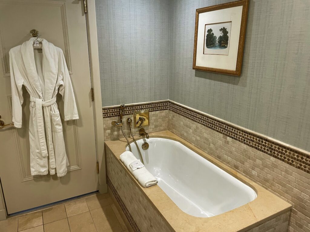 Review & Video: The St. Regis Washington DC, Historic Luxury Hawaii Calling a bathtub and bathtub in a bathroom