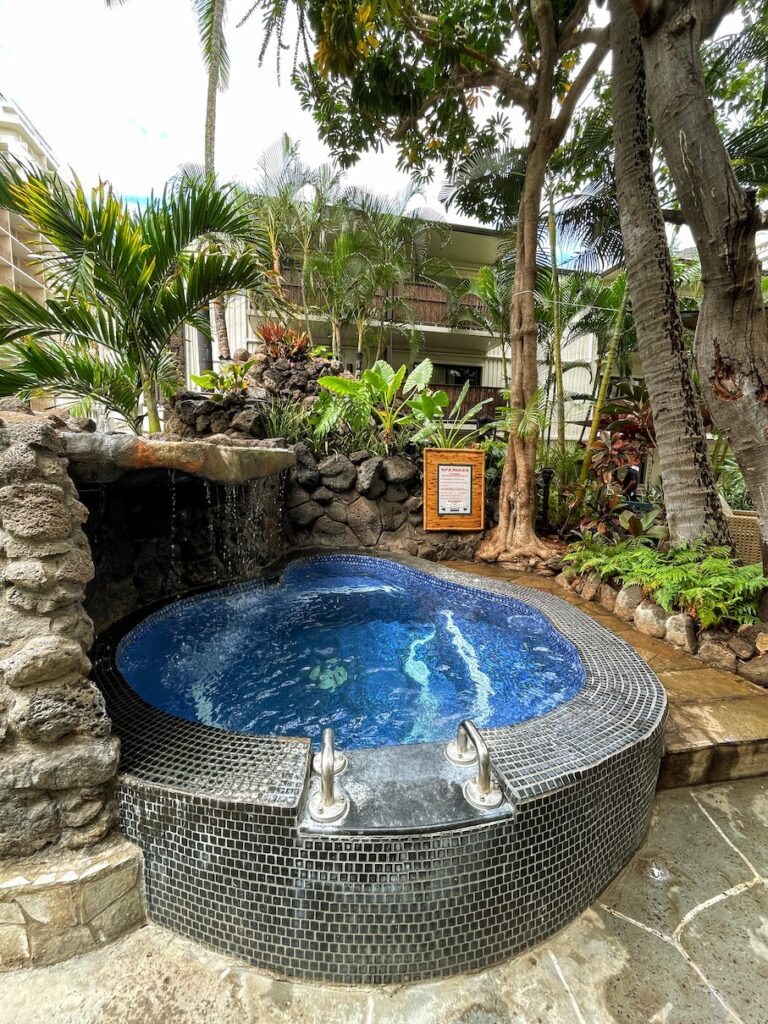 Review & Video: White Sands Hotel, Boutique & Smart Hawaii Calling a hot tub in a backyard
