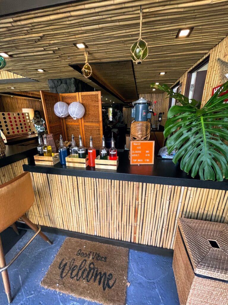 Review & Video: White Sands Hotel, Boutique & Smart Hawaii Calling a bar with a variety of objects on it