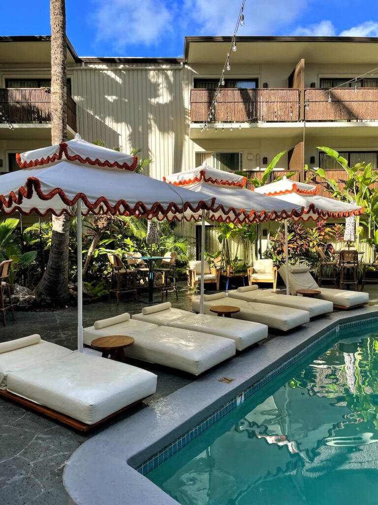 Review & Video: White Sands Hotel, Boutique & Smart Hawaii Calling a pool with lounge chairs and umbrellas