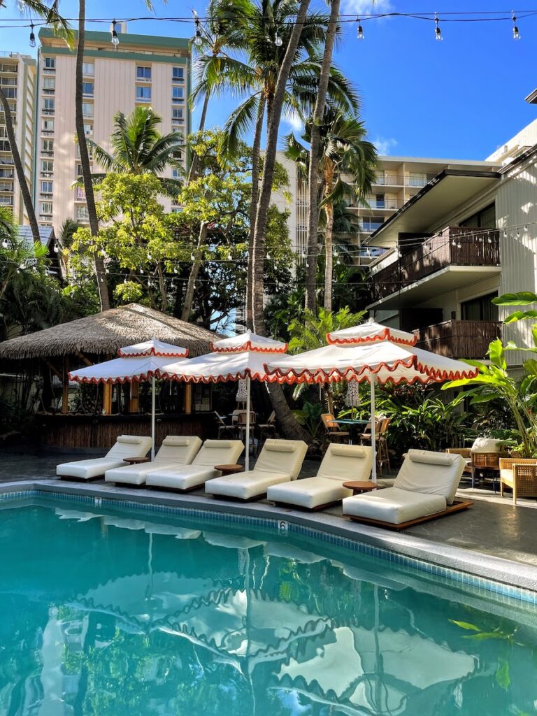 Review & Video: White Sands Hotel, Boutique & Smart Hawaii Calling a pool with lounge chairs and umbrellas