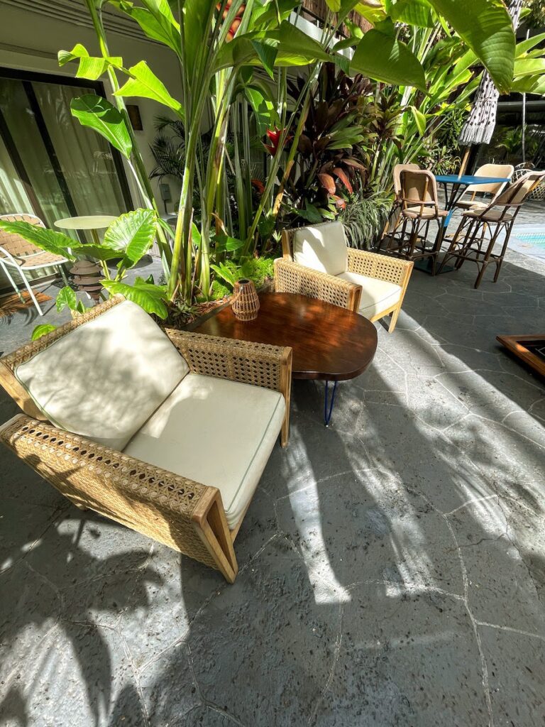 Review & Video: White Sands Hotel, Boutique & Smart Hawaii Calling a patio with chairs and tables