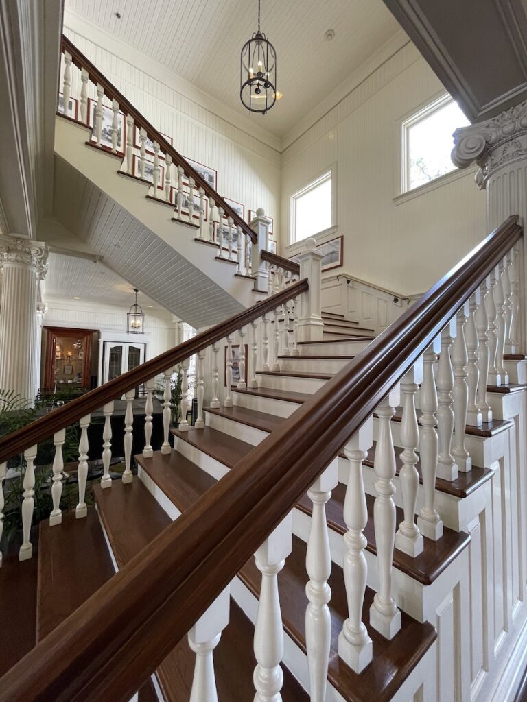 Review & Video: Moana Surfrider, Waikiki Beach Beauty Hawaii Calling a staircase with white railings and a chandelier