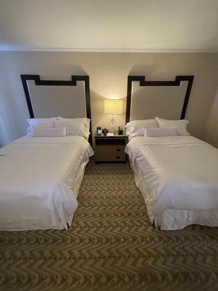 Review & Video: Moana Surfrider, Waikiki Beach Beauty Hawaii Calling two beds in a room