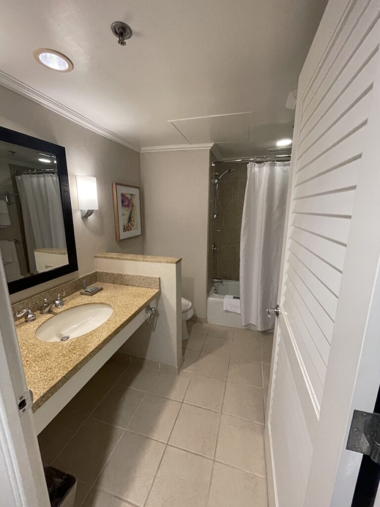 Review & Video: Moana Surfrider, Waikiki Beach Beauty Hawaii Calling a bathroom with a sink toilet and shower