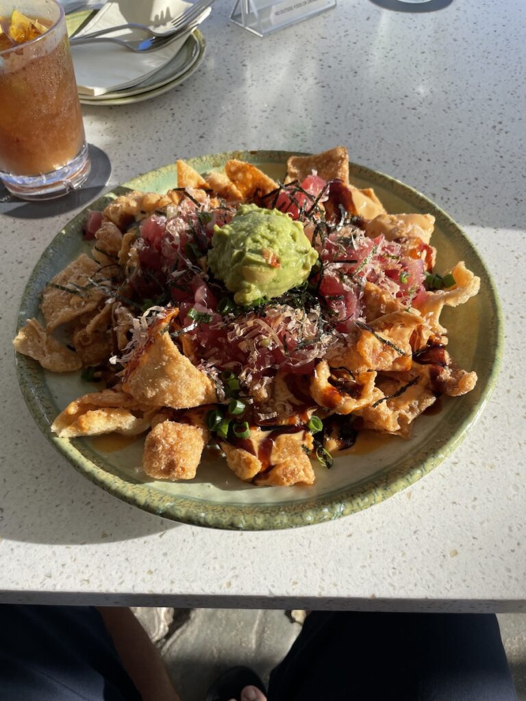 Review & Video: Moana Surfrider, Waikiki Beach Beauty Hawaii Calling a plate of food on a table