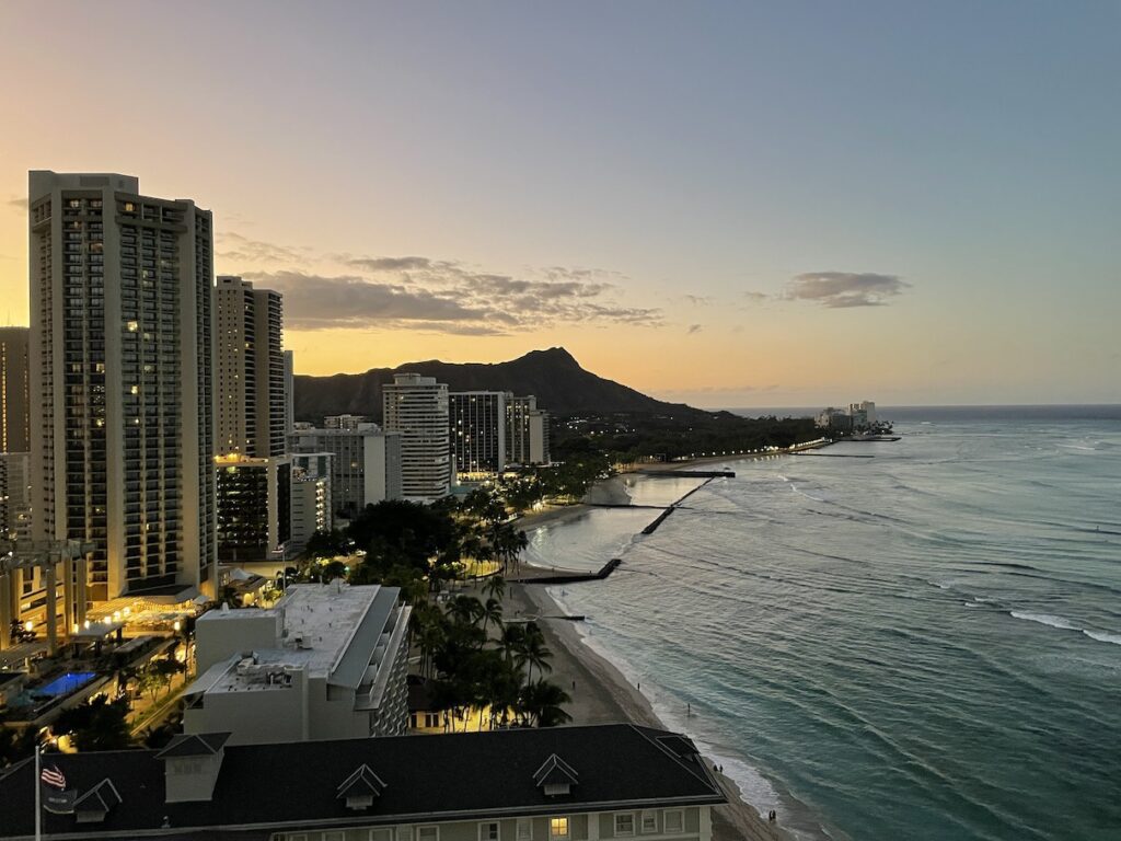 Review & Video: Moana Surfrider, Waikiki Beach Beauty Hawaii Calling a beach with buildings and a body of water