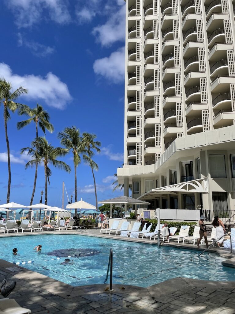 Review & Video: Moana Surfrider, Waikiki Beach Beauty Hawaii Calling a pool with people in it
