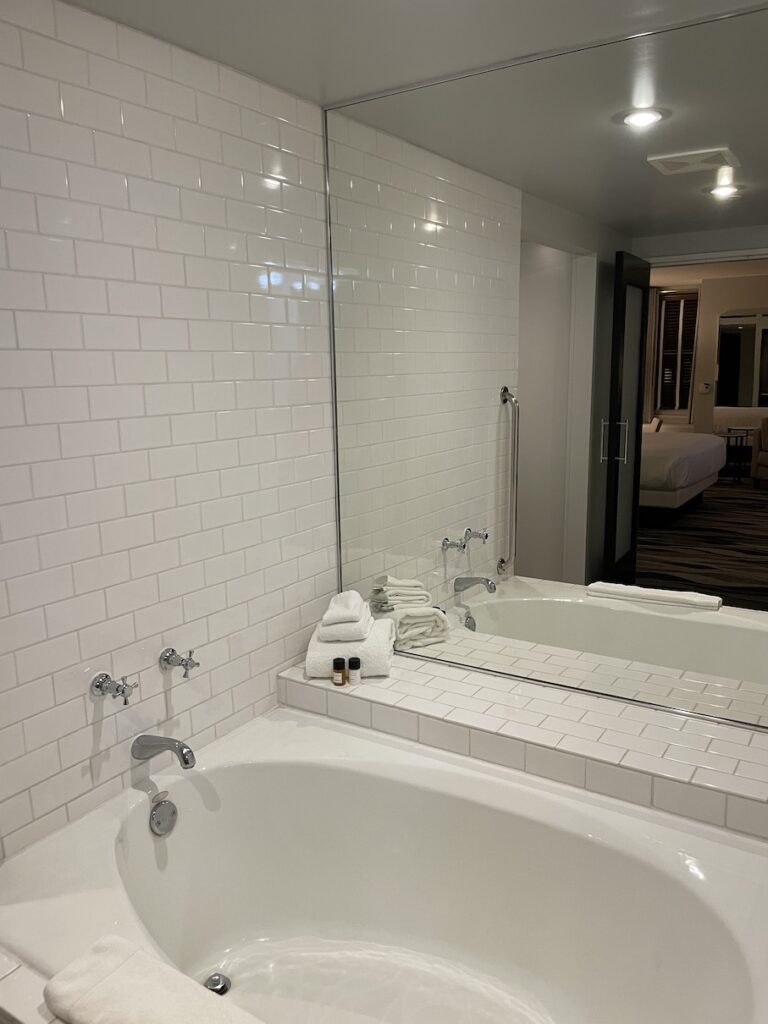 Review & Video: Hotel Republic San Diego, Autograph Collection Hawaii Calling a bathroom with a bathtub and a mirror
