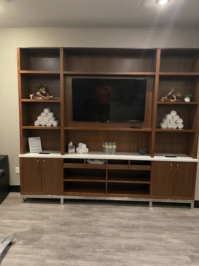 Review & Video: Hotel Republic San Diego, Autograph Collection Hawaii Calling a tv on a wall
