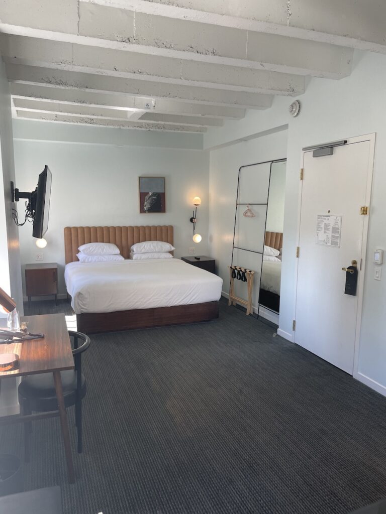 Review & Video: The Guild Hotel, San Diego, a Tribute Portfolio Hotel Hawaii Calling a room with a bed and a desk