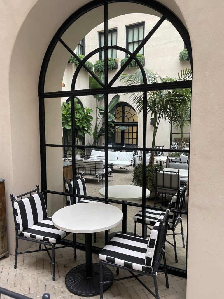Review & Video: The Guild Hotel, San Diego, a Tribute Portfolio Hotel Hawaii Calling a table and chairs outside a building