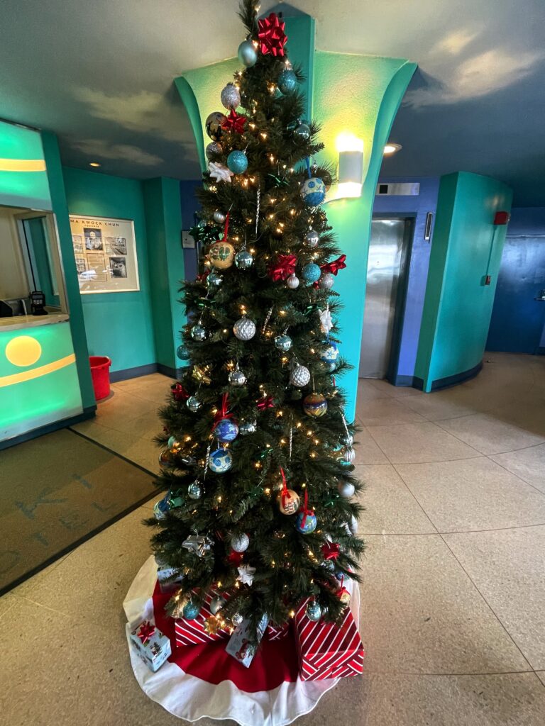 17 Gorgeous Waikiki Hotel Christmas Trees Hawaii Calling a christmas tree in a room