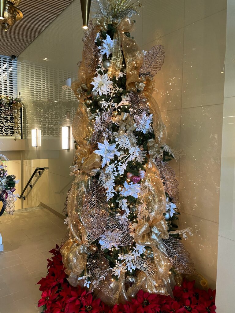17 Gorgeous Waikiki Hotel Christmas Trees Hawaii Calling a christmas tree with gold and white decorations