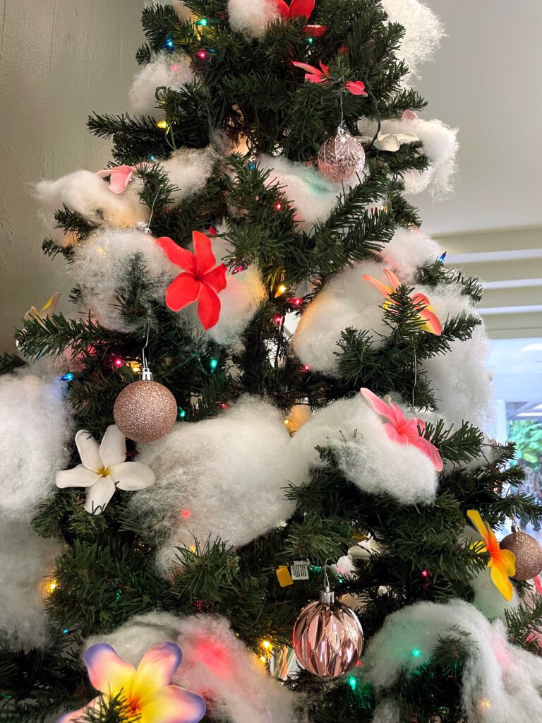 17 Gorgeous Waikiki Hotel Christmas Trees Hawaii Calling a christmas tree with white cotton balls and flowers