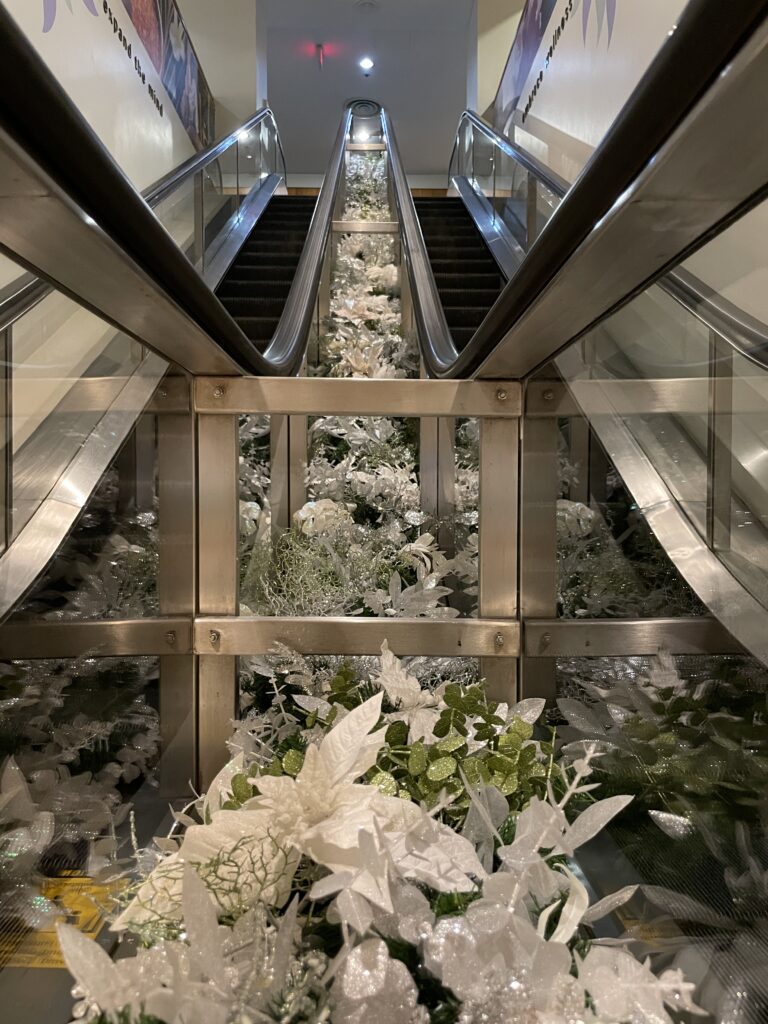 17 Gorgeous Waikiki Hotel Christmas Trees Hawaii Calling a escalator with flowers