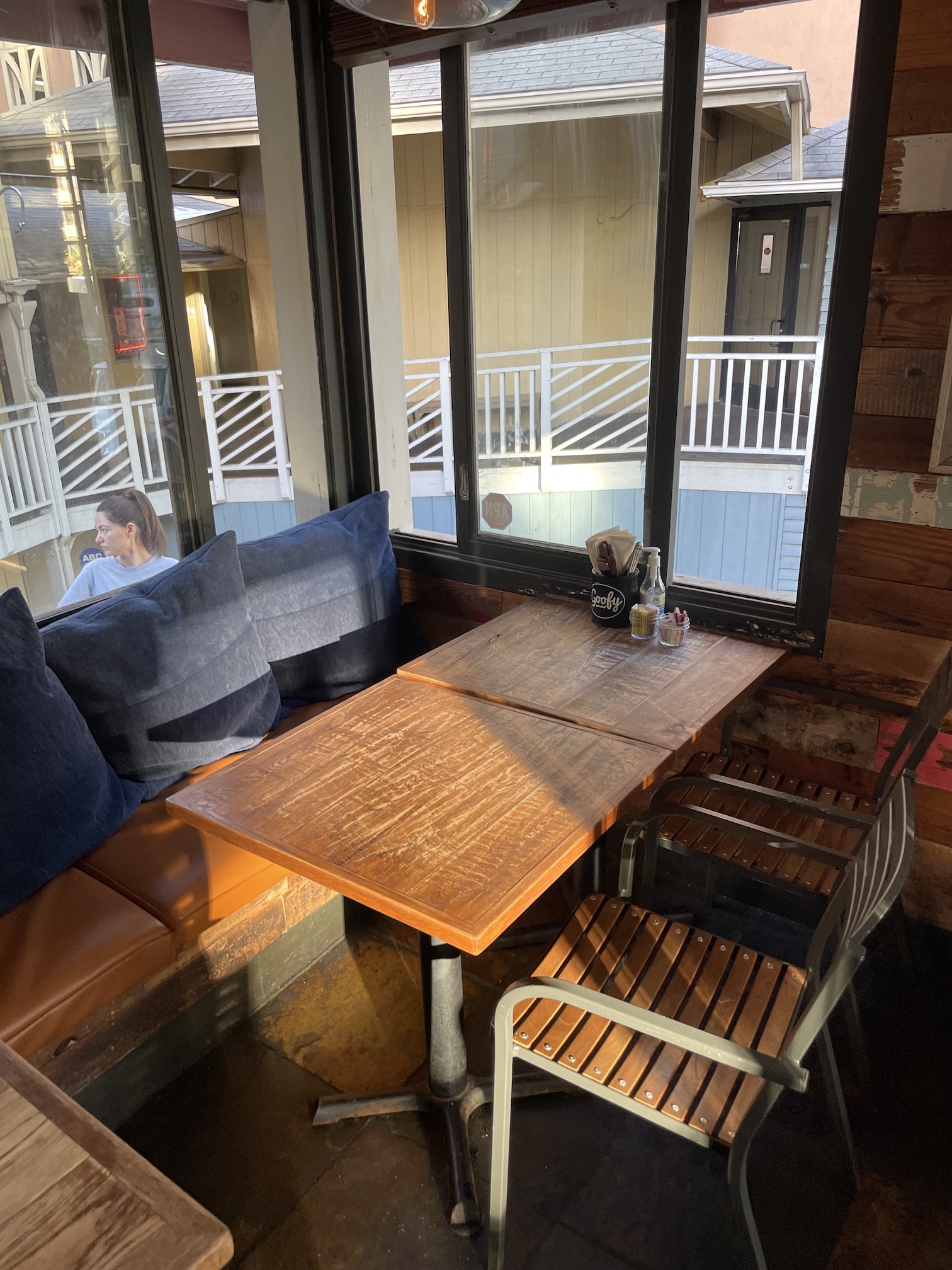 Goofy Cafe & Dine | Breakfast Review Hawaii Calling a table and chairs in a room