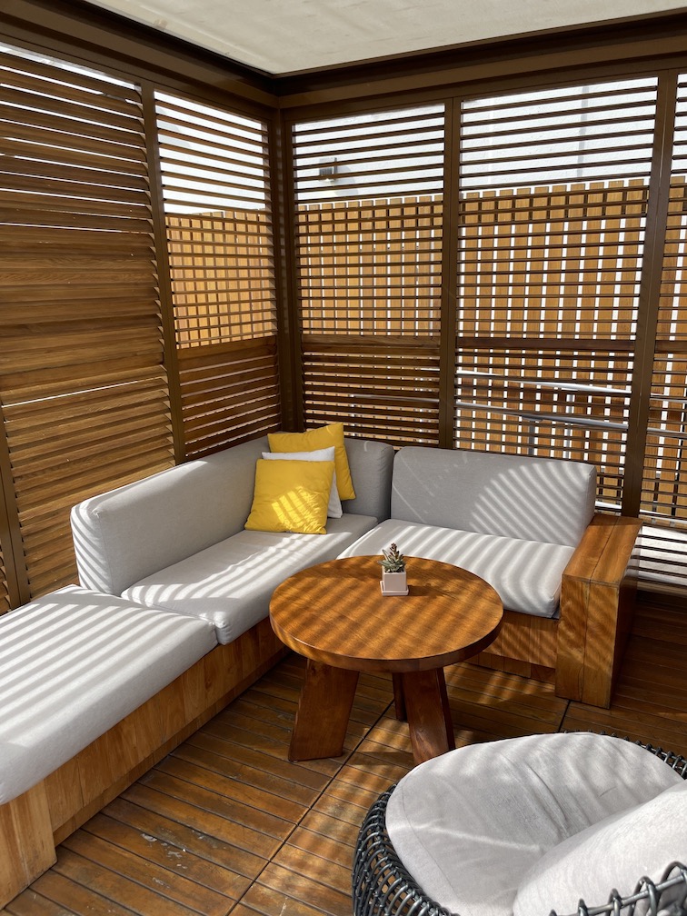 Review & Video: 'Alohilani Resort Waikiki Beach, A Unique Oasis Hawaii Calling a couch and a table in a room