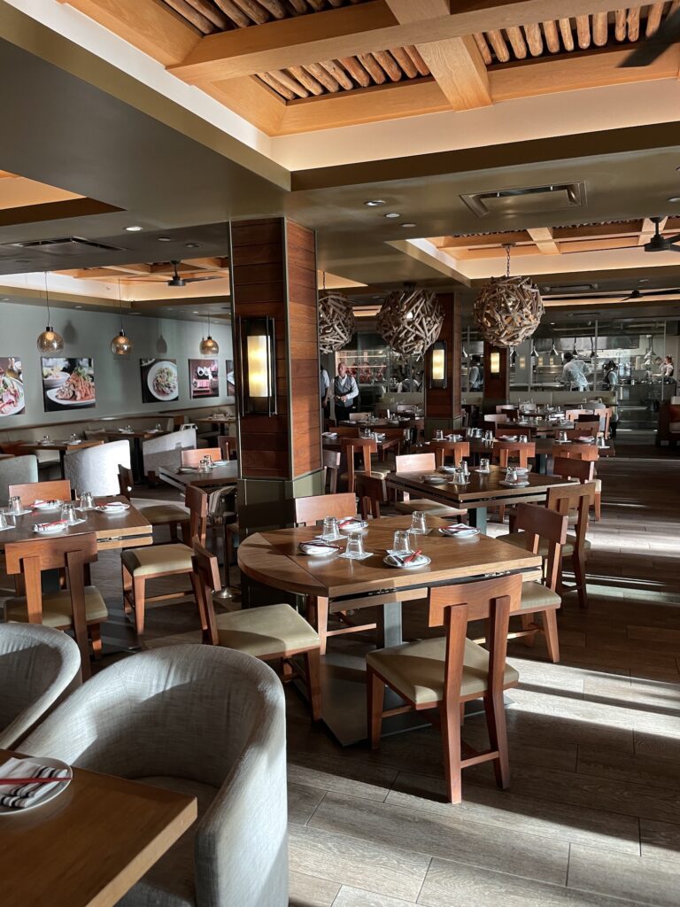 Review & Video: 'Alohilani Resort Waikiki Beach, A Unique Oasis Hawaii Calling a restaurant with tables and chairs