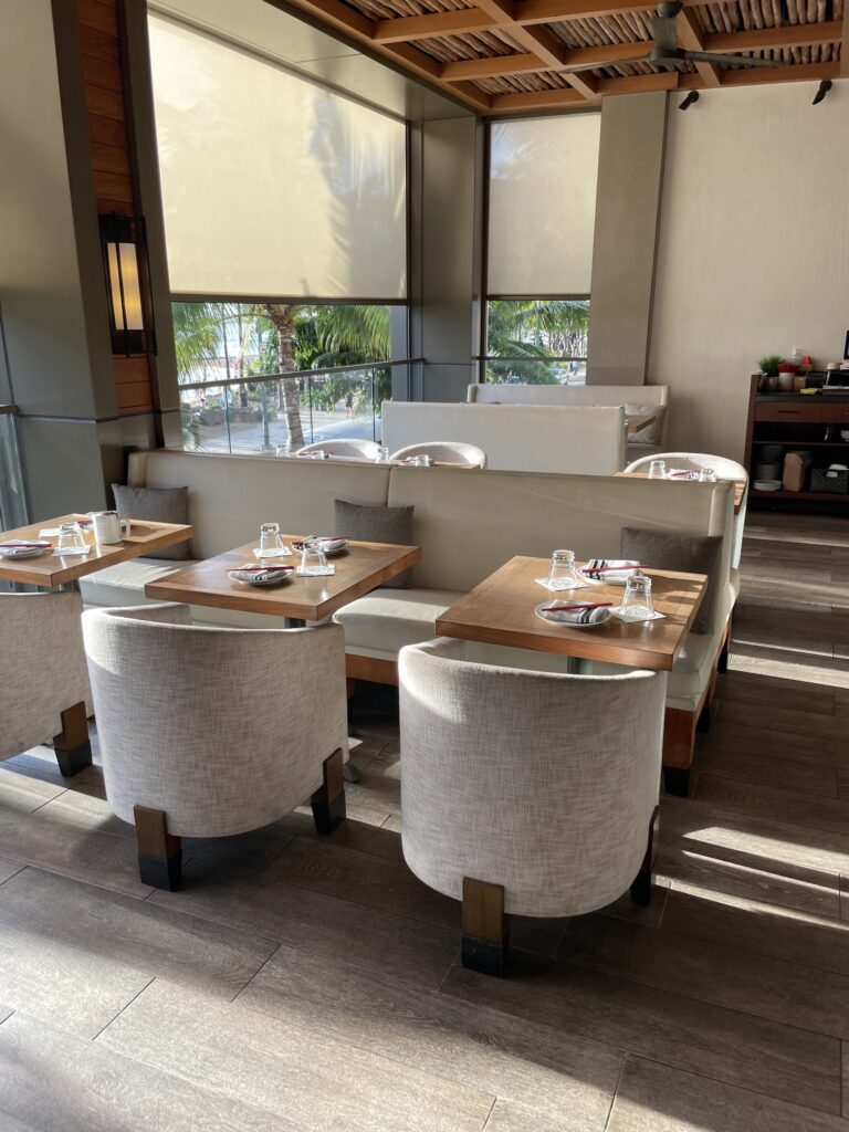 Review & Video: 'Alohilani Resort Waikiki Beach, A Unique Oasis Hawaii Calling a restaurant with tables and chairs