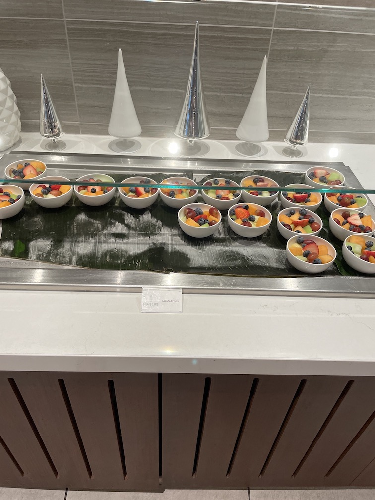 Review & Video: 'Alohilani Resort Waikiki Beach, A Unique Oasis Hawaii Calling a tray of fruit in bowls