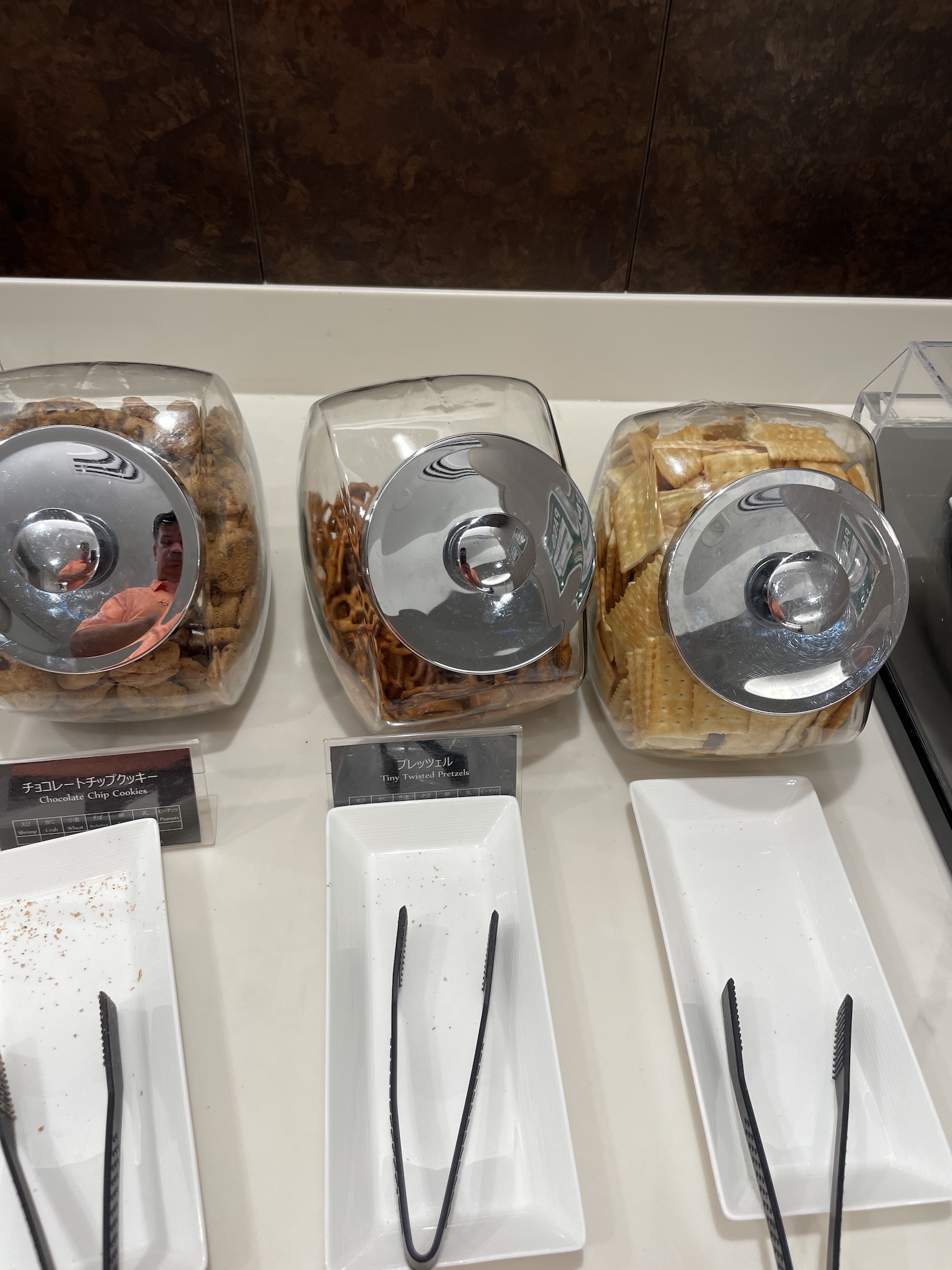 Honolulu Admirals Club | Guide & Review (2025) Hawaii Calling a row of containers with lids