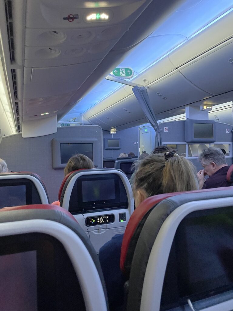 Review: American Airlines Main Cabin Extra Boeing 787-9 (HNL-PHX) Hawaii Calling American Airlines Main Cabin Extra Boeing 787 mood lighting