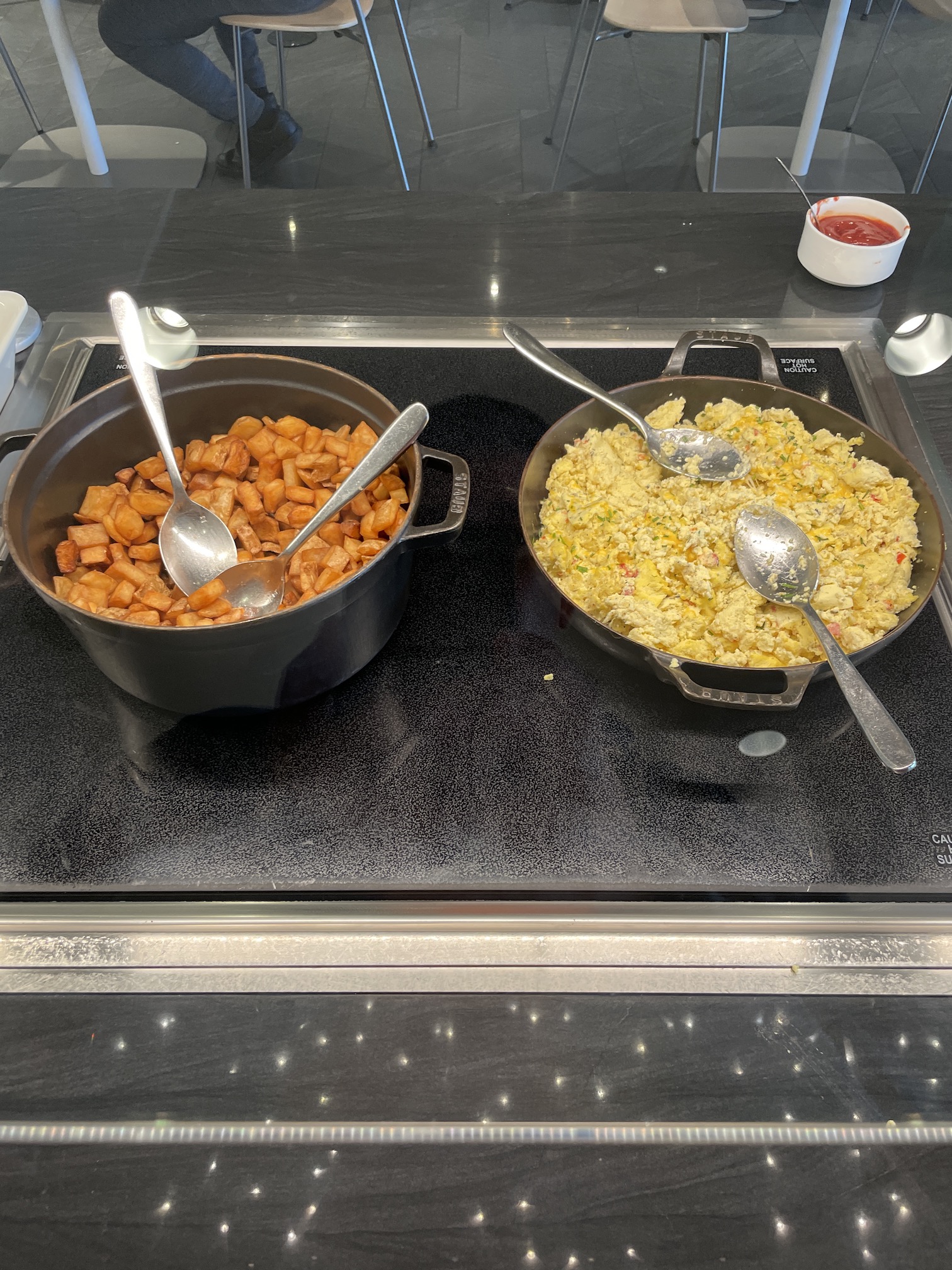 Review: American Express Centurion Lounge Phoenix - Small & Efficient Hawaii Calling a couple of pots with food on a stove
