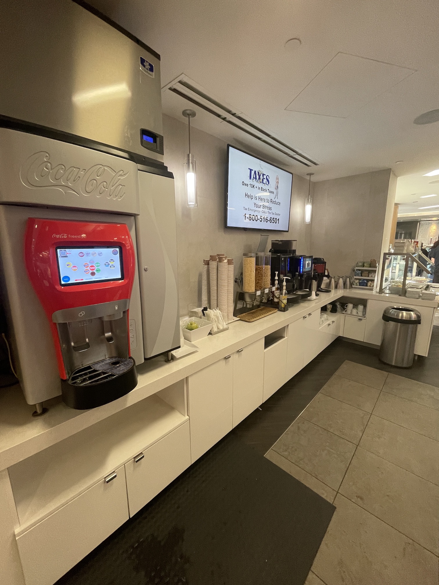 Review: Phoenix Admirals Club Gate A7 Hawaii Calling a coffee machine and a screen on the wall