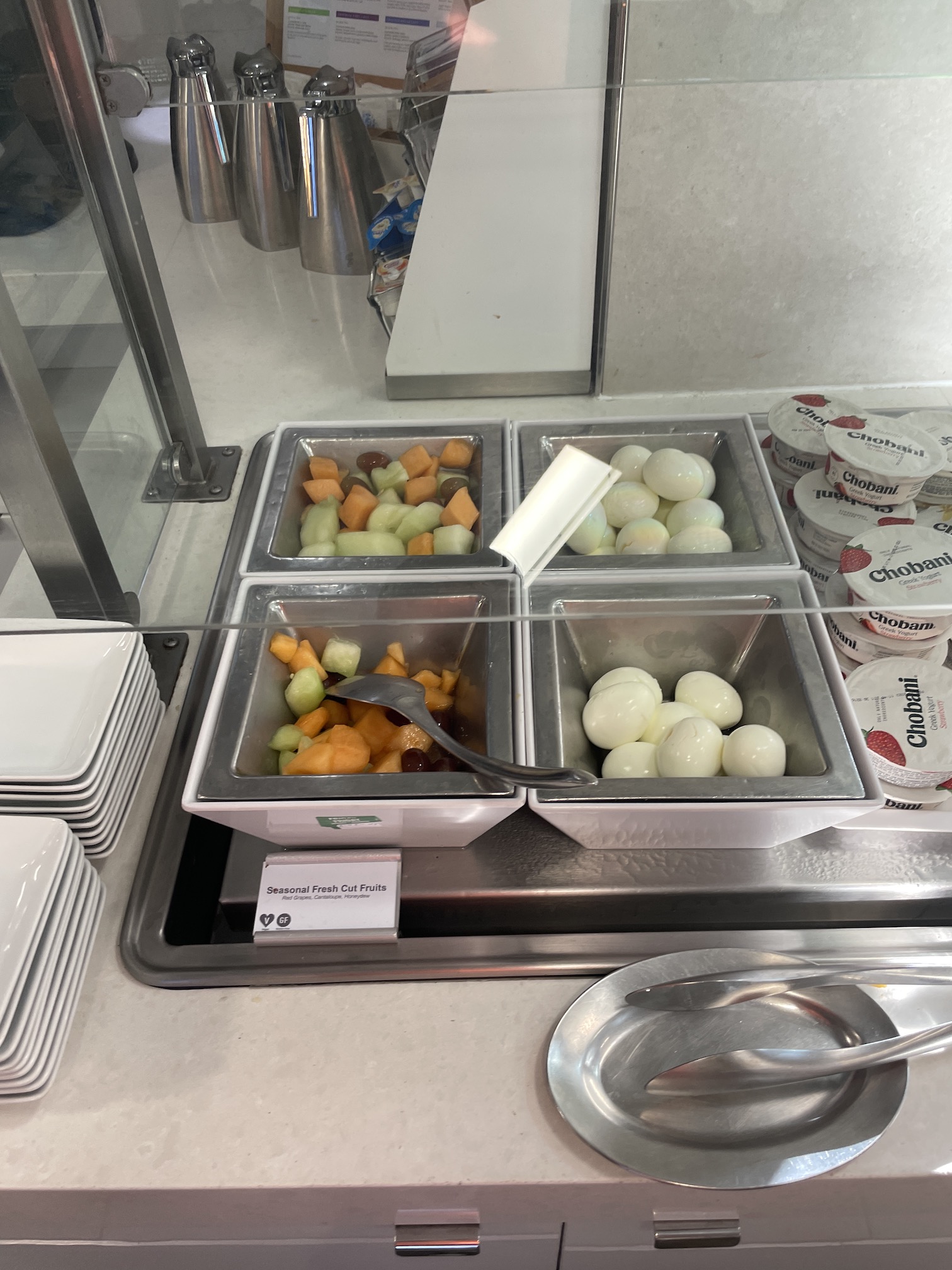 Review: Phoenix Admirals Club Gate A7 Hawaii Calling a trays of food in a buffet