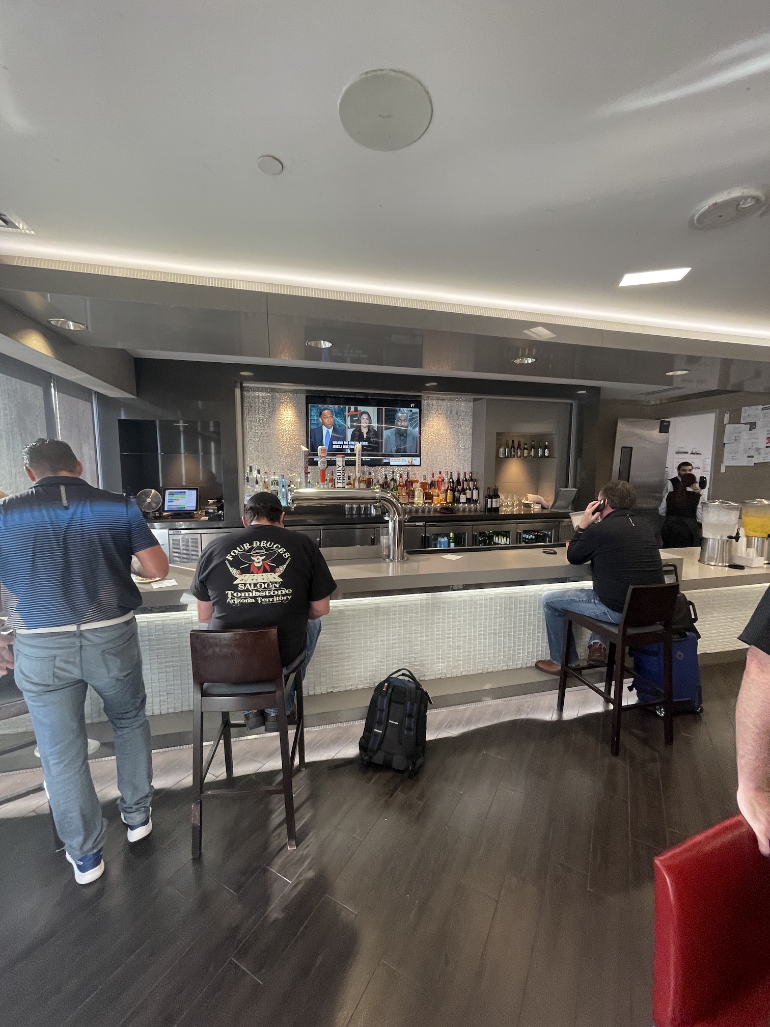 Review: Phoenix Admirals Club Gate A7 Hawaii Calling a group of people sitting at a bar