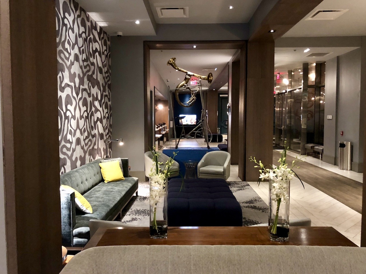 Le Meridien New Orleans - Polished Business Hotel Hawaii Calling Lobby seating