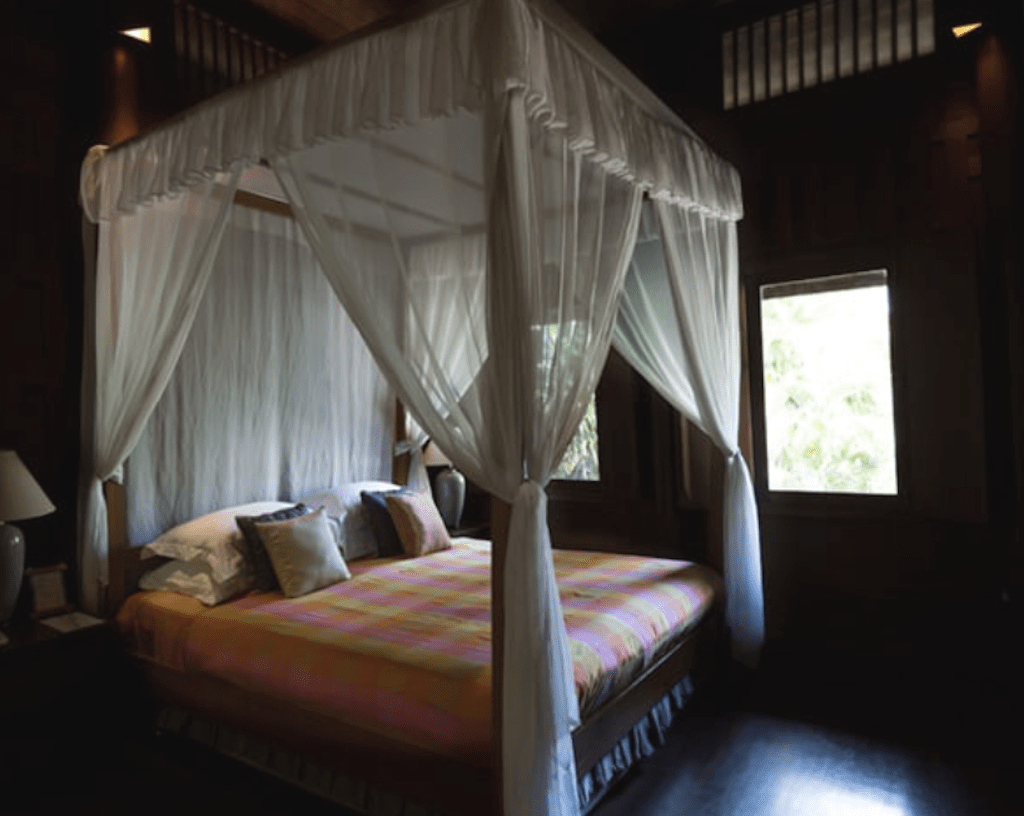 5 Amazing Bangkok Hotels on the River (2025) Hawaii Calling Chakrabongse-villas-bedroom