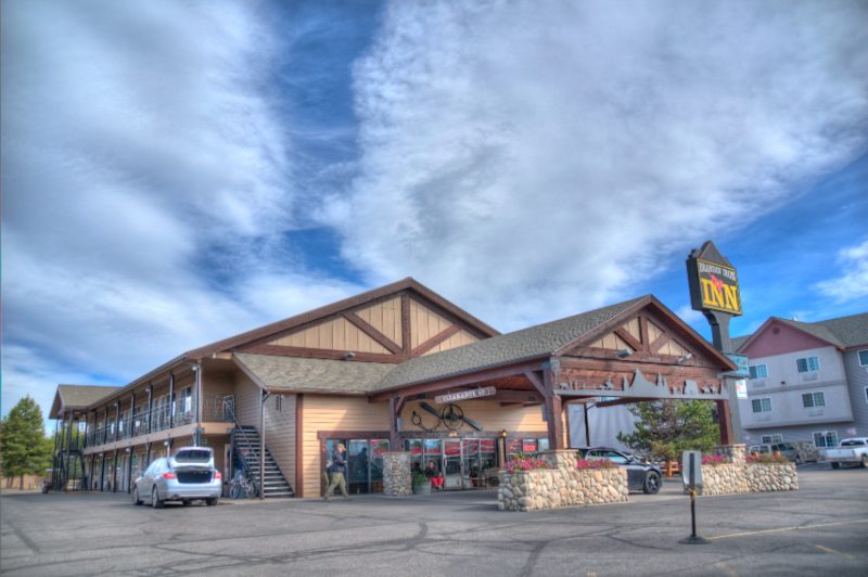 The 5 Best Family Hotels in Yellowstone (2024) Hawaii Calling Brandin’ Iron Inn