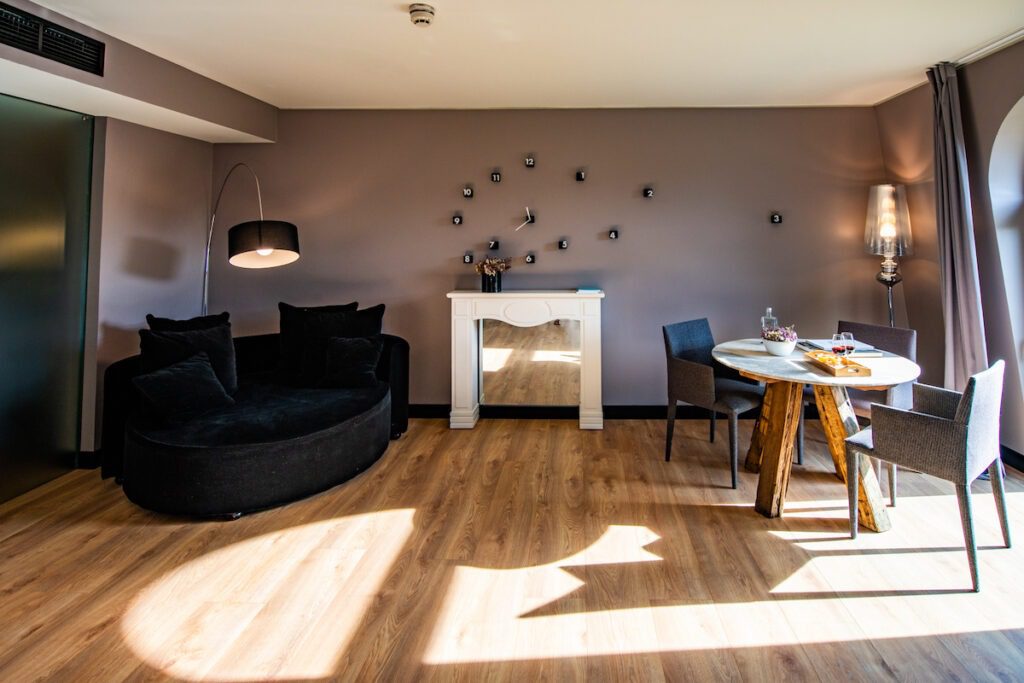 Fontecruz Lisboa an Autograph Collection Hotel, Classic Vintage Hawaii Calling a room with a round table and a couch