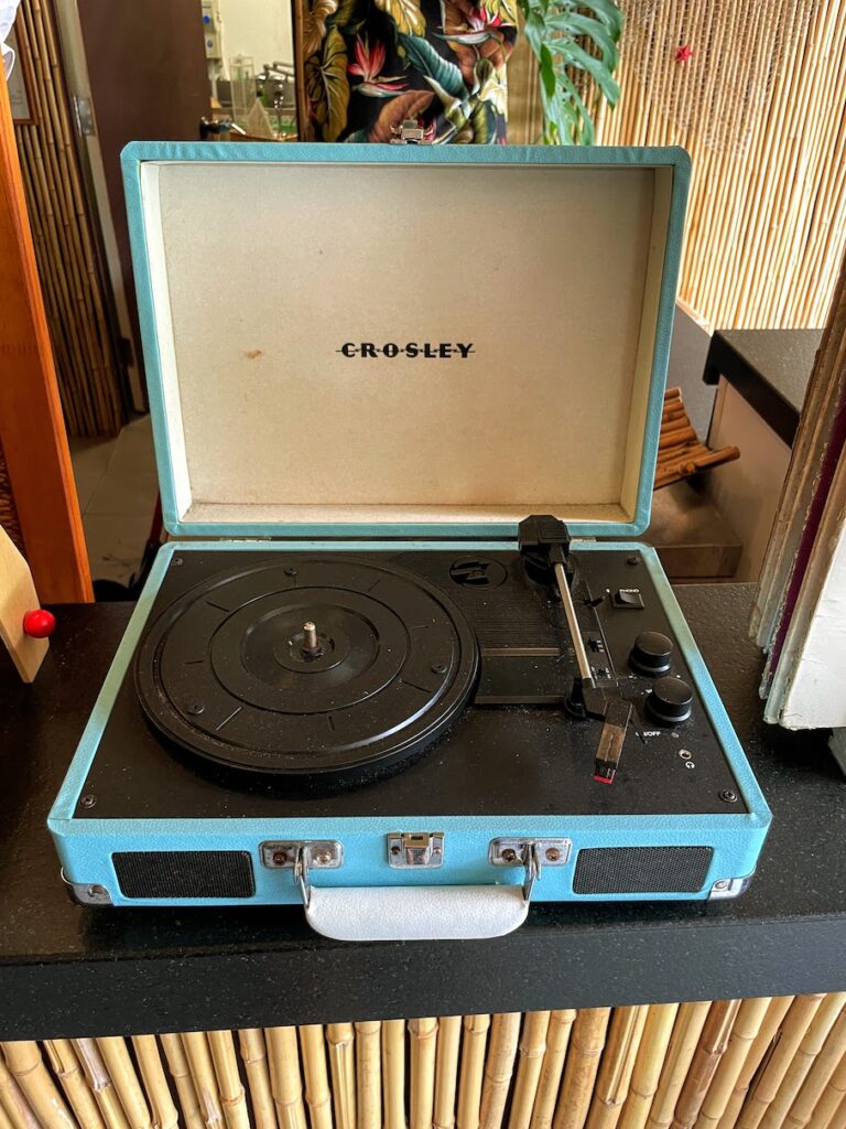 Review & Video: White Sands Hotel, Boutique & Smart Hawaii Calling a blue record player with a black record player in it