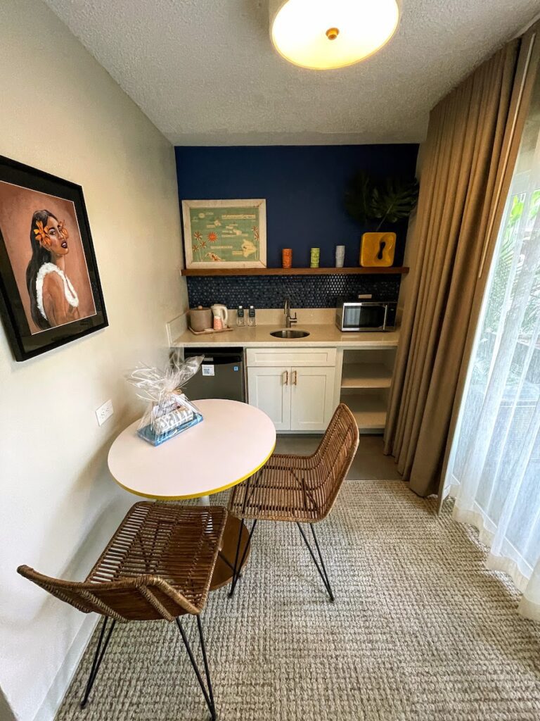 Review & Video: White Sands Hotel, Boutique & Smart Hawaii Calling a small room with a table and chairs