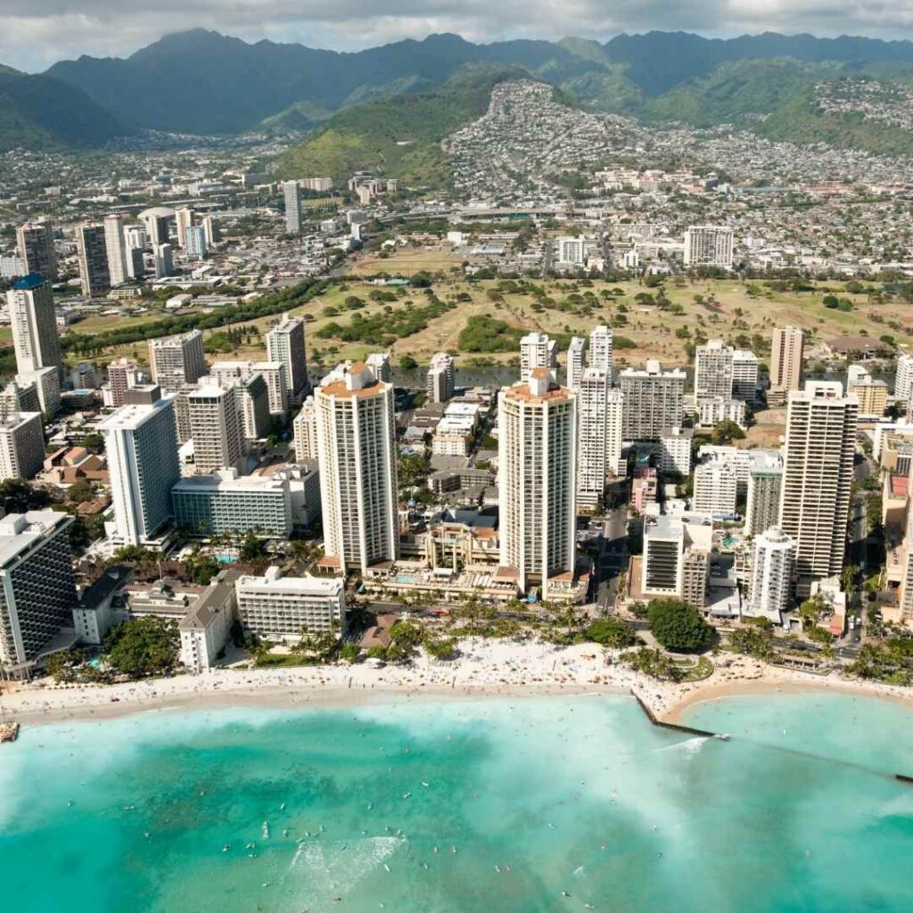 The Perfect Oahu 7 Day Budget Itinerary 2023 Hawaii Calling a city with many tall buildings and a beach