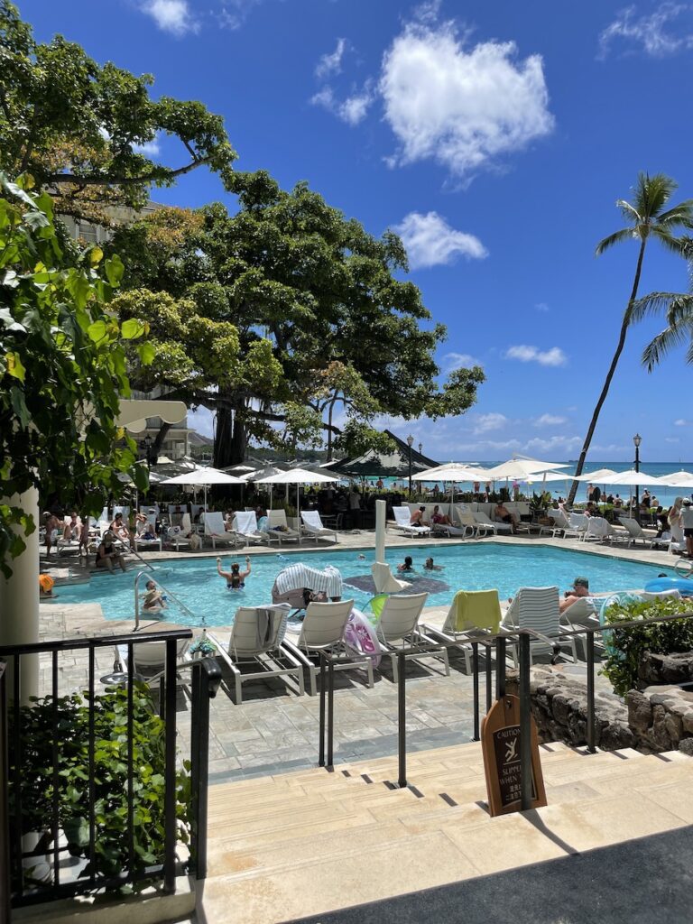 Review & Video: Moana Surfrider, Waikiki Beach Beauty Hawaii Calling a pool with people in it