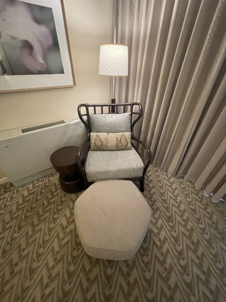 Review & Video: Moana Surfrider, Waikiki Beach Beauty Hawaii Calling a chair and a lamp in a room
