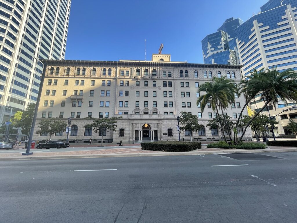 Review & Video: The Guild Hotel, San Diego, a Tribute Portfolio Hotel Hawaii Calling a building with palm trees and a street in front
