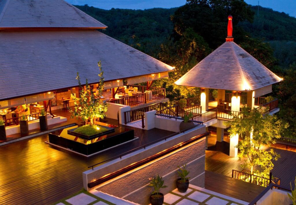 Are You Booking With A Rosewood Elite Travel Agent? This Is Why You Should Hawaii Calling a building with trees and lights