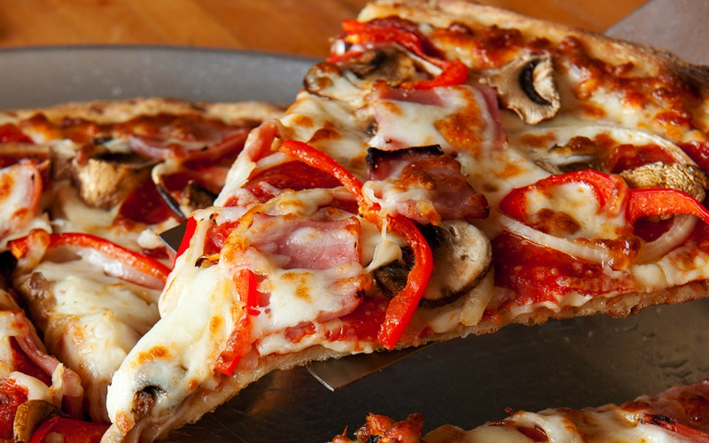 7 Best Pizza Spots In Lahaina, Maui Hawaii Calling a pizza with mushrooms and tomatoes