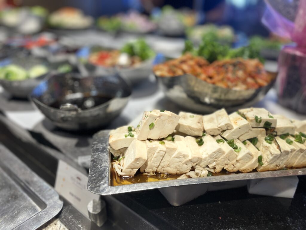 11 Best Sunday Brunch Buffets On Oahu Hawaii Calling a plate of food on a table
