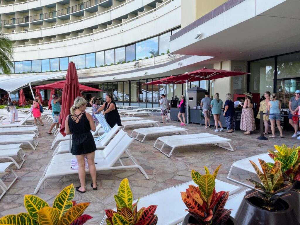 Legendary Sheraton Waikiki Vs. Moana Surfrider | 6 Things to Consider Hawaii Calling Consider crowds when choosing between the Sheraton Waikiki Vs. Moana Surfrider