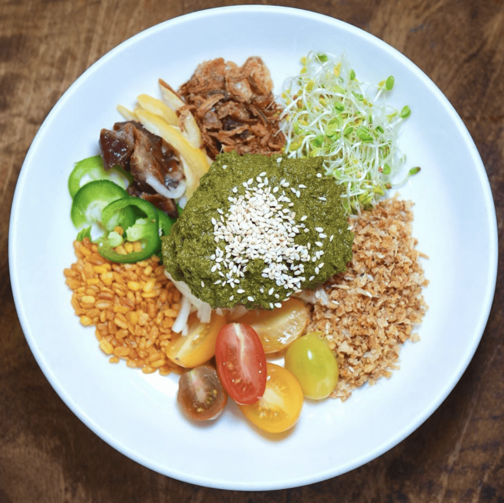 26 Best Places To Eat On Oahu, Hawaii | A Local Guide Hawaii Calling a plate of food on a table