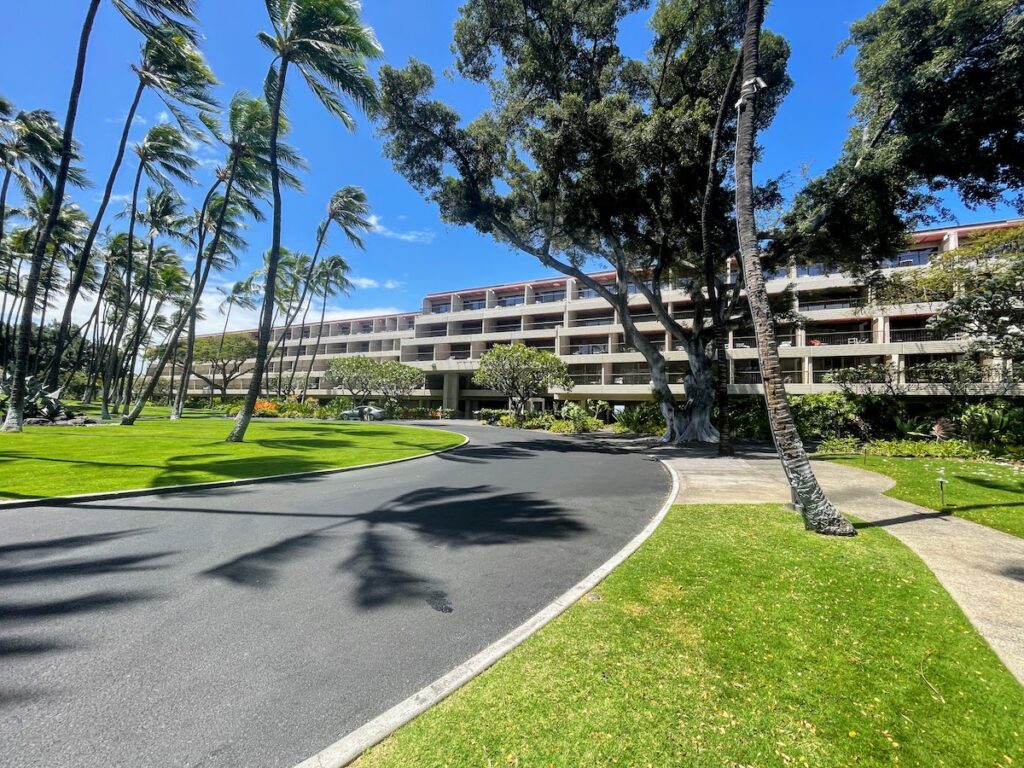 7 Best Family Hotels On The Big Island Hawaii Calling a road leading to a building