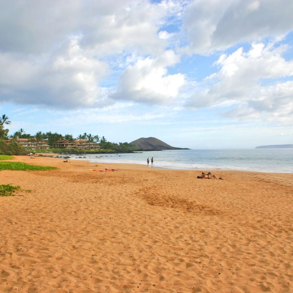 Snorkeling on Maui: The Ultimate Guide To 27 Amazing Spots Hawaii Calling a beach with people on it