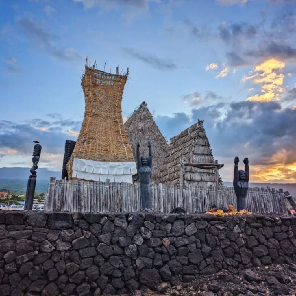 The 49 Best Things To Do In Kona Hawaii Calling a building with a fence and statues